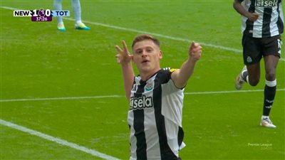 لاعب نيوكاسل يحتفل على طريقة 