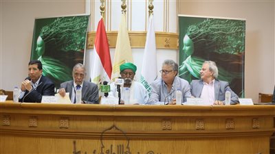 نقاد وأساتذة مسرح يناقشون 