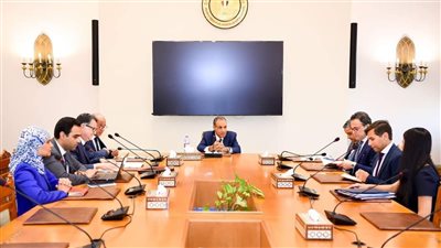 وزير الخارجية يجتمع مع قيادات وأعضاء إدارة البيئة والتغير المناخي