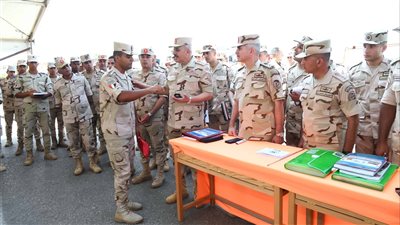 الفريق أحمد خليفة يتفقد مراحل التدريب بمعهد ضباط الصف المعلمين  