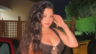 هيفاء وهبي بالبكيني والبطيخ ينقذها من مرمى رواد السوشيال ميديا (صور)