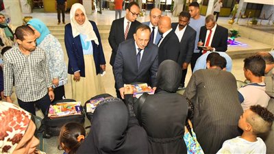  100حقيبة مدرسية بمشتملاتها على الأيتام وأبناء مستحقي تكافل وكرامة