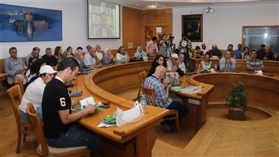 نقاد  بمهرجان التجريبي يناقشون مدى العلاقة بين المسرح العربي والغربي