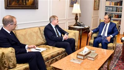 وزير الخارجية يُشيد بحجم العلاقات والتبادل التجاري بين مصر وبريطانيا