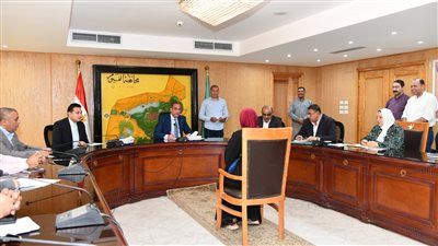  محافظ الفيوم يبحث شكاوى ومطالب المواطنين