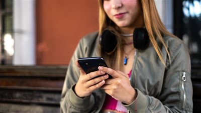 هل يمكن منع المراهقين من رؤية المحتوى الضار على مواقع التواصل 