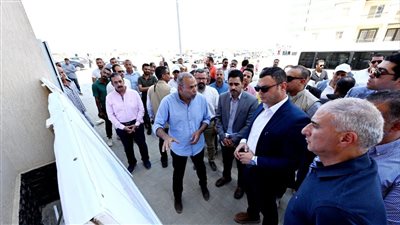 وزير الإسكان يتفقد وحدات مبادرة 