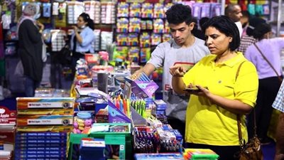 تخفيض يصل 30%.. إقبال كثيف على معرض أهلا مدارس بأرض المعارض