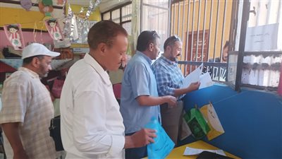 مدير تعليم نجع حمادي يتابع التقديم للراغبين في العمل بنظام الحصة   