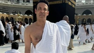 سعد الصغير يؤدي مناسك العمرة مع أعضاء فرقته 