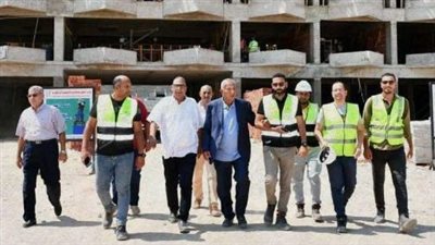 كامل أبو علي يقوم بجولة تفقدية للاستاد