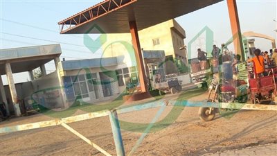 «ولا من شاف ولا من دري» .. الوفد ترصد تعبئة بنزين وسولار في براميل بأسوان 