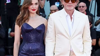 زوجة دانييل كريج تخطف منه الأضواء في مهرجان فينيسيا