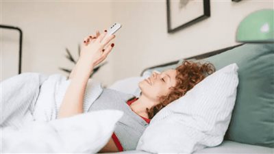 أضرار التصفح عبر الهاتف فور الاستيقاظ من النوم| تأثيرات صحية ونفسية