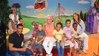 ألمانية تصنع مشغولات يدوية وتهديها للأطفال محاربي السرطان بأورام الأقصر