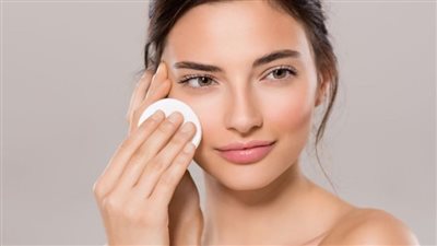 فوائد محلول الملح للبشرة.. من التنظيف إلى الترطيب والتهدئة