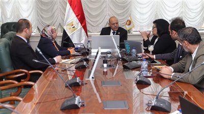 وزير العمل يلتقي وفدًا من 