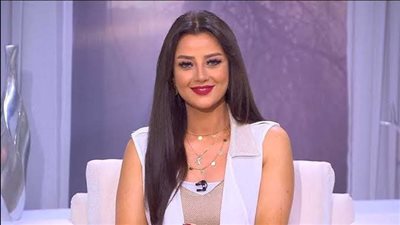 عقب شائعة زواجها .. رضوى الشربيني تطل بالأبيض