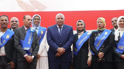بـ13 رحلة عمرة.. محافظ الوادي الجديد يُكرِّم المتفوقين باحتفالية 