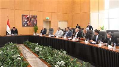 وزير الإسكان يلتقي مجموعة من المطورين العقاريين 