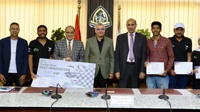 جامعة الزقازيق تُكرِّم فريق كلية الهندسة المُشارك في مسابقة رالي السيارات الكهربائية 