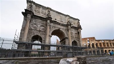صاعقة تضرب قوس قسطنطين الأثري في روما