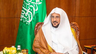 وزير الشؤون الإسلامية يوجه بتهيئة 3 جوامع إضافية لإقامة صلاة الجنائز بالرياض 