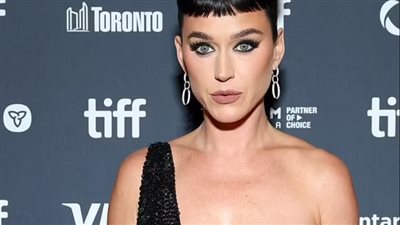 كاتي بيري تخطف الأنظار على السجادة الحمراء لمهرجان تورنتو