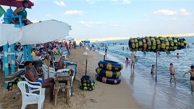 شواطئ الإسكندرية تستقبل المصطافين قبل بدء العام الدراسى الجديد وانتهاء فصل الصيف