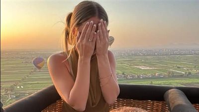 البالون الطائر مصدر مفاجأة العشاق.. سائح يفاجئ صديقته بخاتم الزواج في سماء الأقصر 