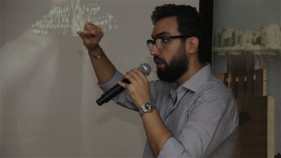 ماستر كلاس بالمهرجان التجريبي| عمر المعتز بالله يتتبع أصول المسرح المصري القديم