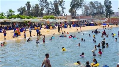 إقبال ملحوظ على شواطئ الإسماعيلية مع نهاية الموسم الصيفي