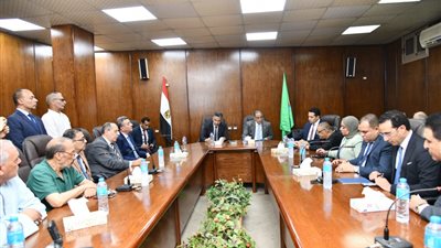 وزير التموين ومحافظ الفيوم يعقدان اجتماعًا مع أعضاء الغرفة التجارية