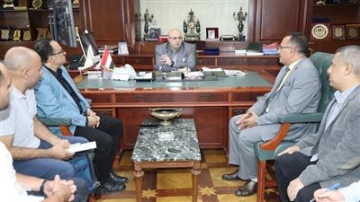 محافظ بنى سويف يلتقى أعضاء اللجنة الوزارية لمراجعة سيارات ذوى الهمم