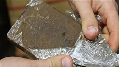 معاقبة عاطل حاول الإتجار في الحشيش داخل قفص الاتهام