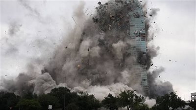 برج ضخم في أمريكا ينهار في ثوان.. شاهد