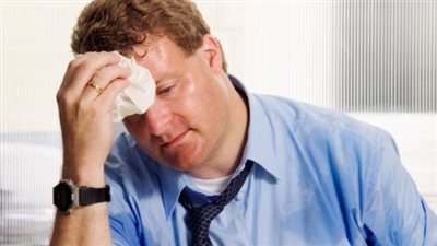 التعرق الشديد يحدث بسبب سرطان الدم والكلى.. طبيب يوضح 