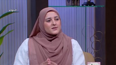 حكم إقامة المرأة بمفردها في دولة أخرى للدراسة أو العمل.. فيديو