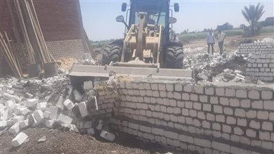 إزالة التعديات على الأراضي الزراعية ومصادرة مواد البناء بالفيوم