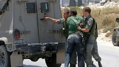 الاحتلال يعتقل صحفية وشابًا من قلنديا ويداهم منازلهما
