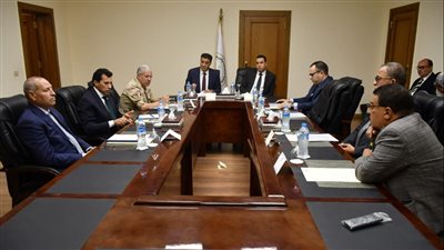 وزير الشباب والرياضة يبحث الفرص الاستثمارية والتطويرية بهيئة ستاد القاهرة 