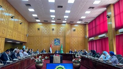 محافظ الإسماعيلية ومساعد وزير التربية يناقشان سُبل دعم المدينة