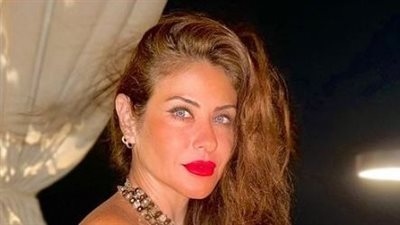 أبيض في ذهبي.. هيدي كرم هاربة من العصر اليوناني إلى حفل  دير جيست (صور)