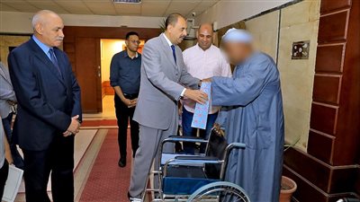 محافظ سوهاج يسلم خمسة كراسي متحركة للأشخاص ذوي الإعاقة 