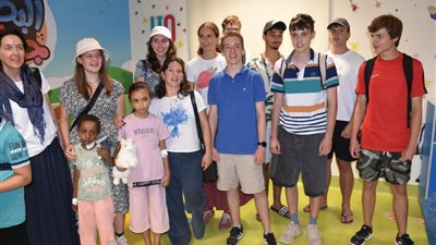  طلاب ألمان يدعمون محاربي السرطان بمستشفى أورام الأقصر