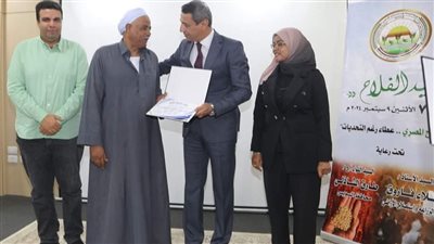 في الاحتفال بعيد الفلاح.. محافظ السويس يُكرِّم 11 فلاحًا مميزًا 