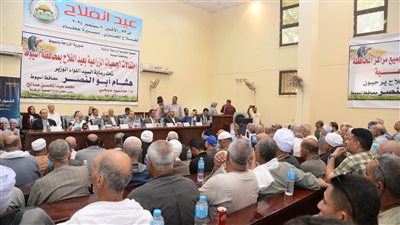 محافظ أسيوط يتفقد معرضاً للمنتجات الزراعية ويسلم عقود استصلاح زراعي ومعدات زراعية