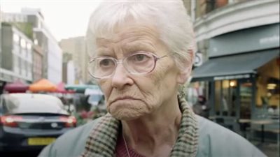 اكتشاف جثة عجوز توفت بمفردها بمنزلها قبل عامين