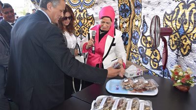 رئيس جامعة السادات تفتتح خط إنتاج الدقيق من نبات 