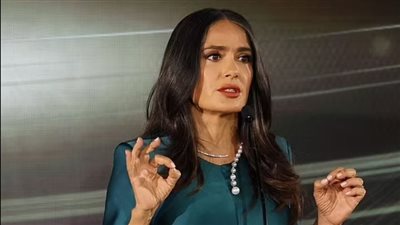 الشيب يغزو شعر سلمى حايك في مهرجان تورنتو السينمائي (صور)